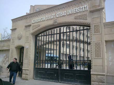İqtisad Universitetinin rektoru yeni tədris ili ilə bağlı görüş keçirdi