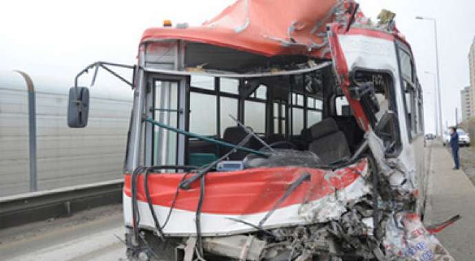 Azərbaycanda dəhşətli avtobus qəzası - 2 ölü, 13 yaralı