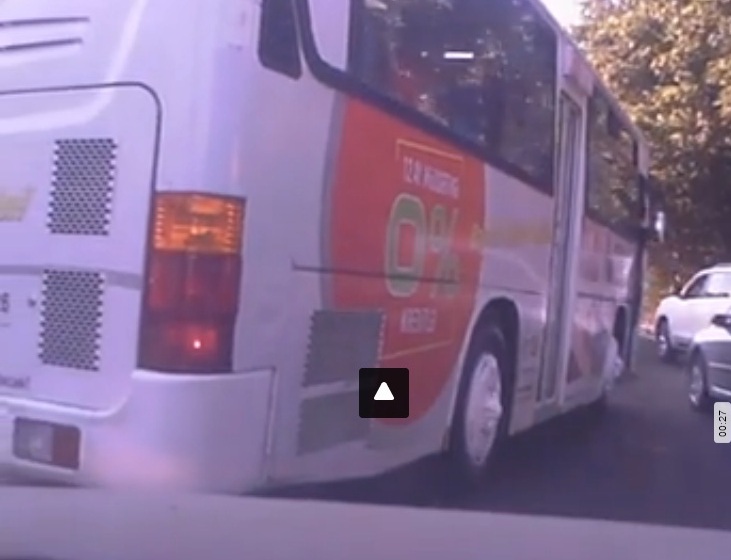 Bakıda avtobus yolu kəsib qəza şəraiti yaratdı - VİDEO