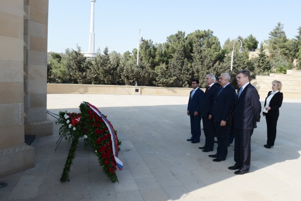 Ruslar Şəhidlər Xiyabanında -  FOTOLAR 