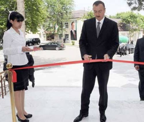 Prezident məktəb açılışında