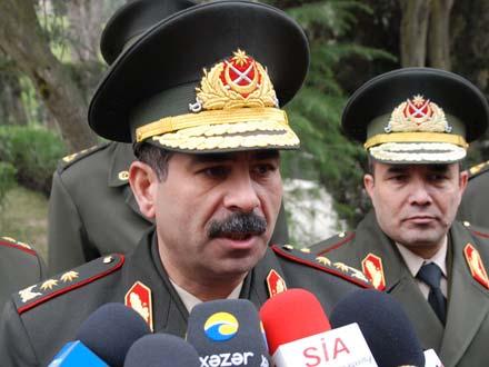 Zakir Həsənov əsgərlərin botinkalarını dəyişir