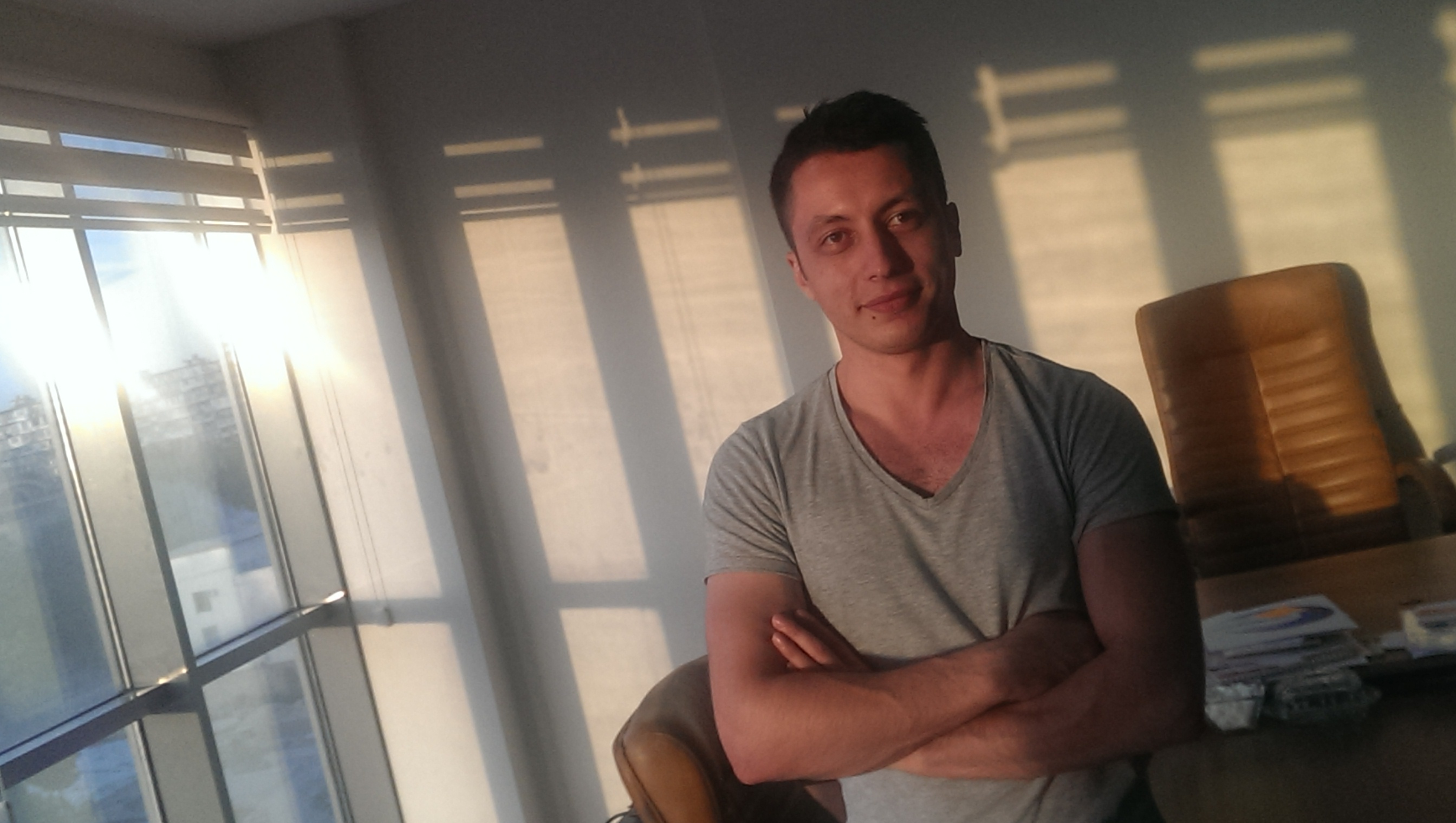İri və rəngli gözlü kor qız
