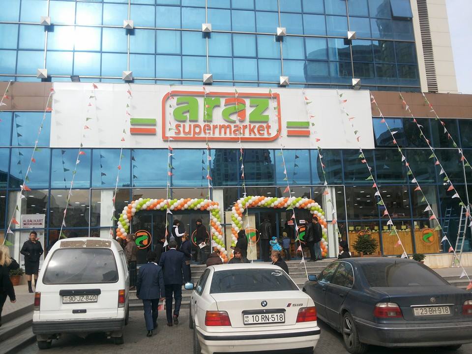 Bakının məşhur supermarketində mühafizəçilərin gözü önündə şok oğurluq – TƏFƏRRÜAT
