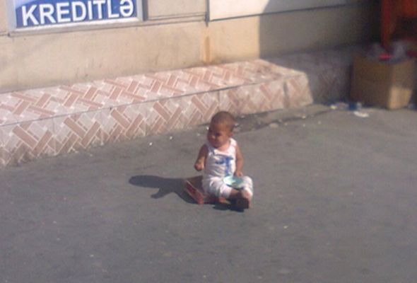 Bakı metrosunun yanında dilənçi körpə peyda oldu - FOTO