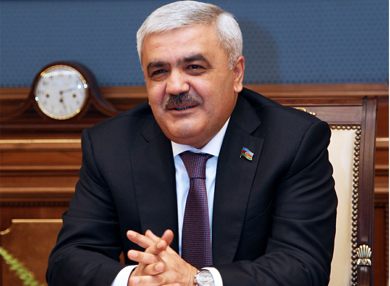 Rövnəq Abdullayev işçiləri üçün bina tikdirir