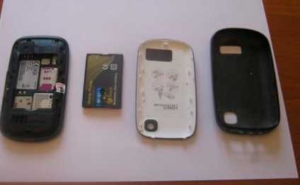 Ana məhkum oğluna telefon keçirməyə cəhd etdi -  FOTO 