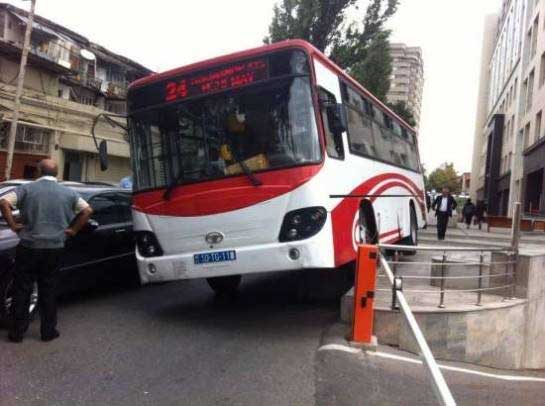 Avtobusu "ikitəkər" sürən sürücü işdən qovuldu - FOTO