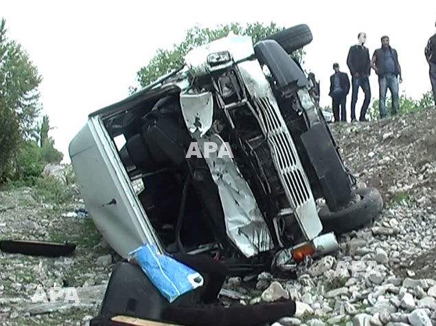 Toydan qayıdan mikroavtobus Şəkidə qəzaya uğradı, 21 nəfər xəsarət alıb - VİDEO