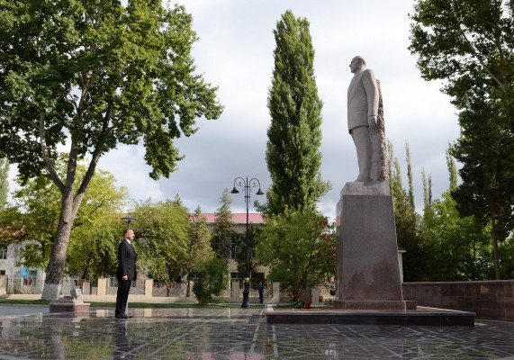 Prezident Heydər Əliyevin abidəsini ziyarət etdi - FOTOLAR