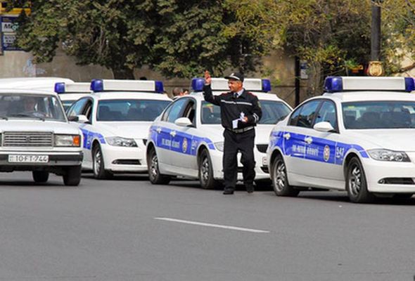 Gəncədə sürücü yol polisini döydü