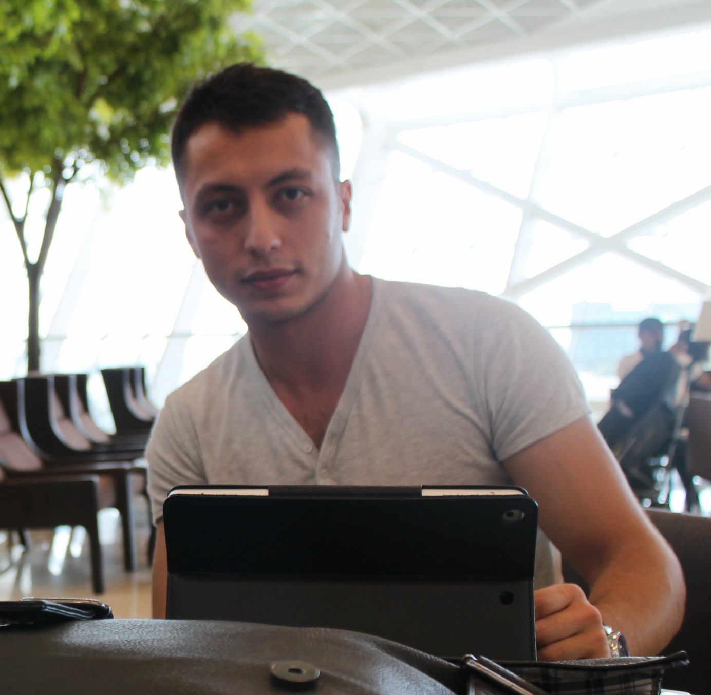 "İntahar cazibəli bir qadın oldu çətinə düşənlərin qucağına girdiyi"