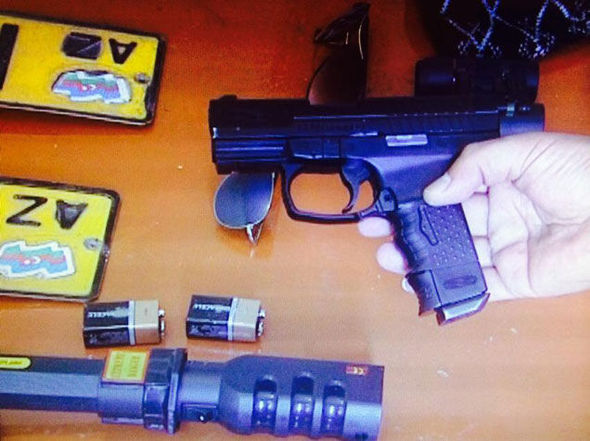 Polis əməliyyat keçirdi: Oğurluq avtomobildən silah çıxdı – FOTO