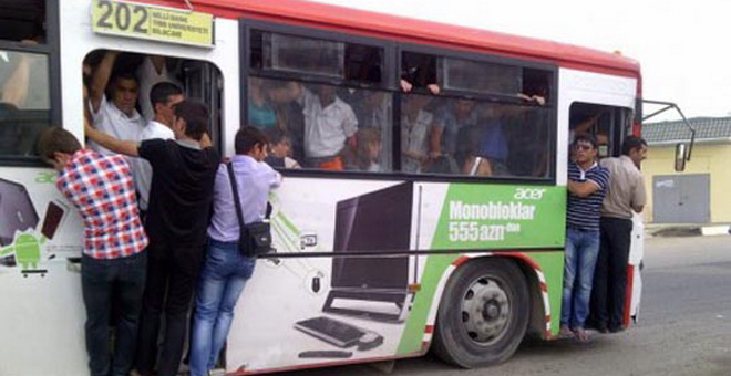 Avtobus sürücüsünə gələn qəfil zəng sərnişinləri yarı yolda qoydu