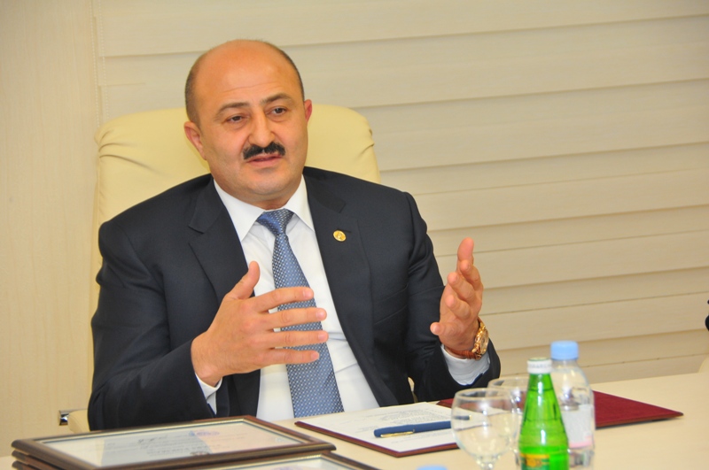 ‘MCDonalds’ rəhbəri icra başçısının oğlunun həbsini istəyir – TƏFƏRRÜAT