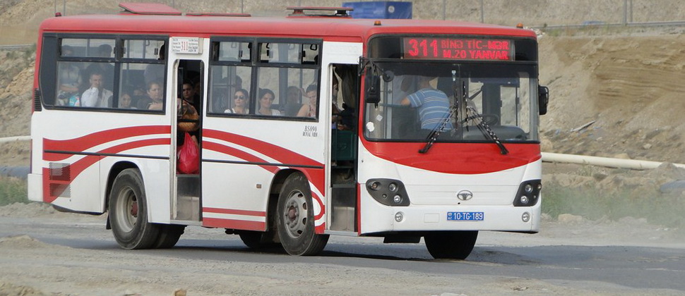 Bakıda sərnişin hərəkətdə olan avtobusdan yıxıldı
