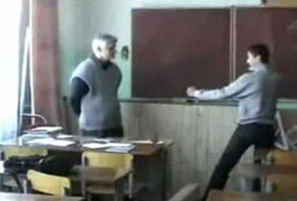 Bakıda müəllim şagirdi döydü - VİDEO