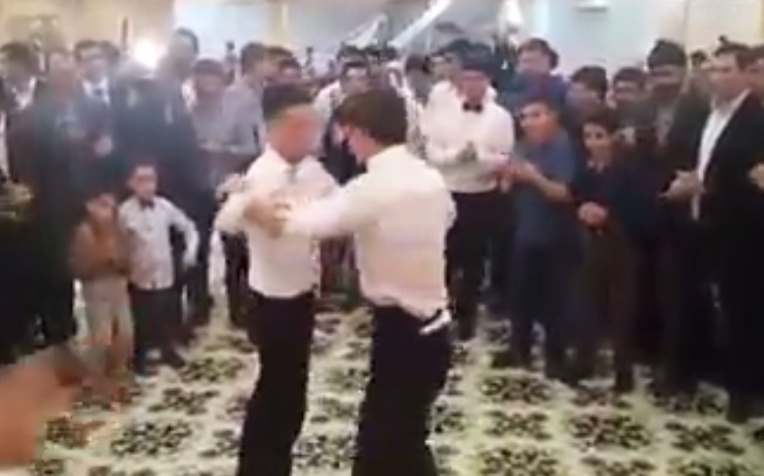 Bakıda bəy öz toyunda belə güləşdi - VİDEO