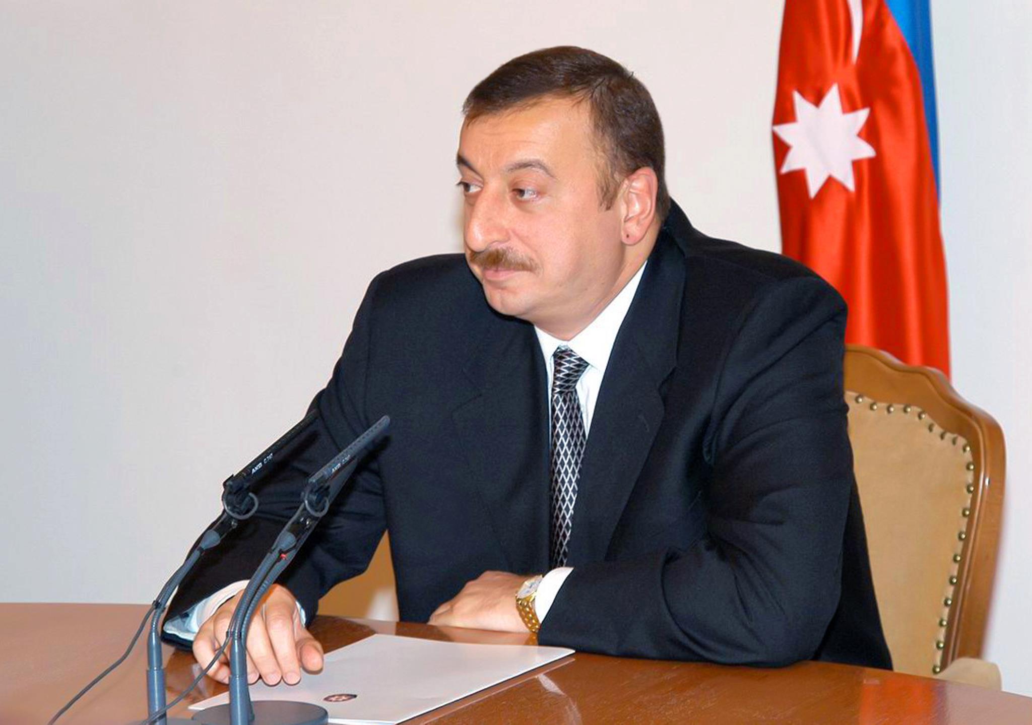 İlham Əliyev macar həmkarını təbrik etdi