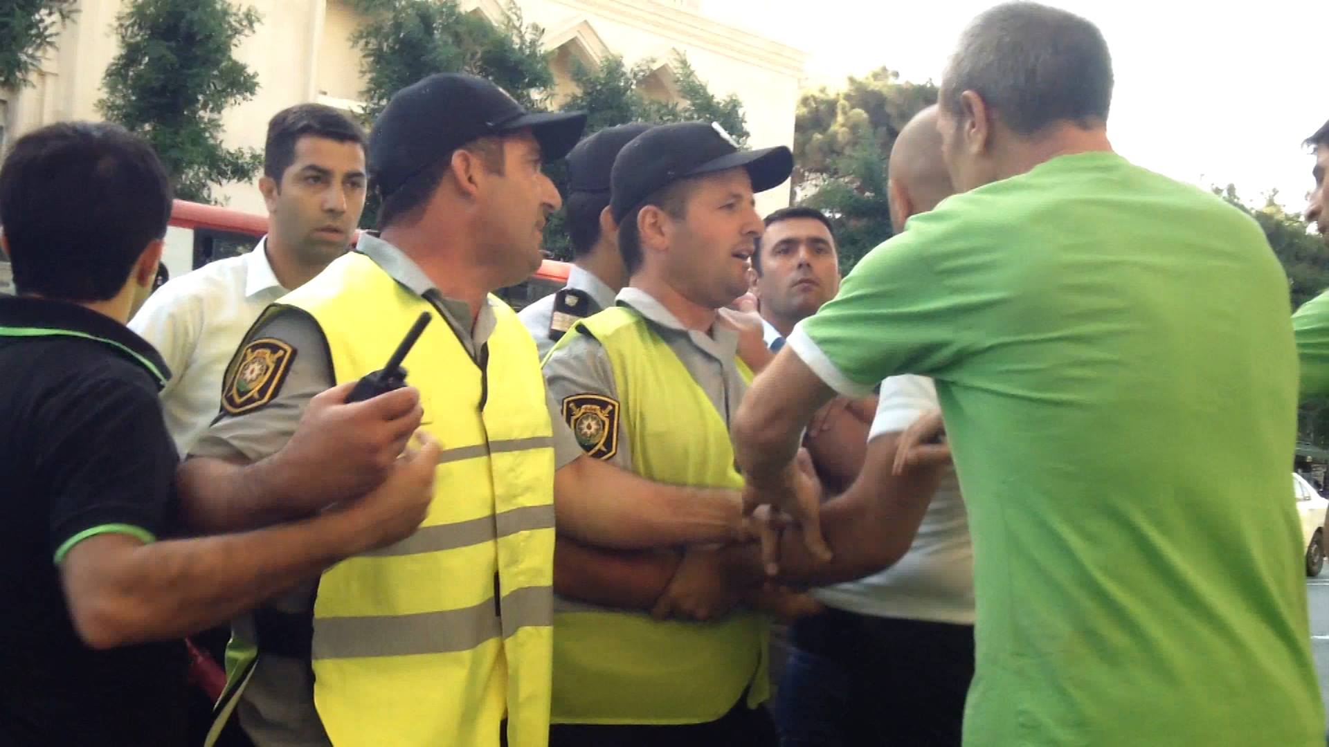 Bakıda polislərə hücum edildi – Kütləvi dava