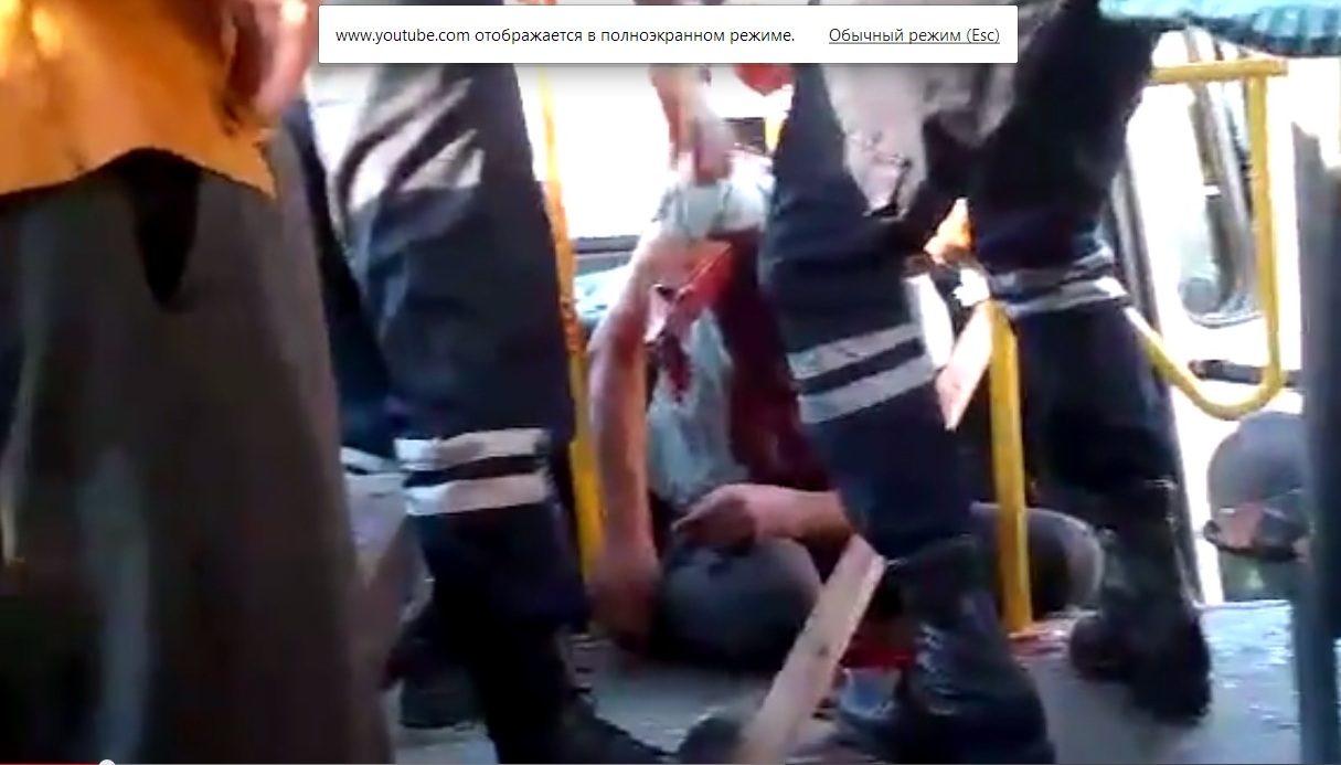 Bakıda avtobus qəzasında oğlanın bədəninə mil girdi - VİDEO