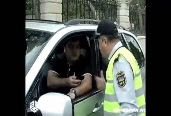 Polis görüb “dosta zəng” edənlər – VİDEO