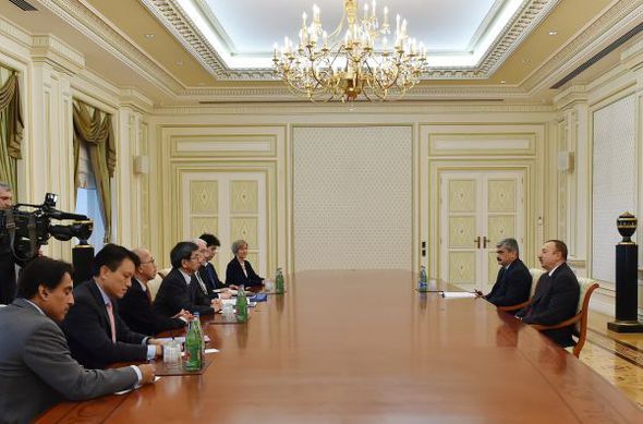 Prezident İlham Əliyev xarici qonaqlara “ASAN xidmət” haqda danışdı – FOTO