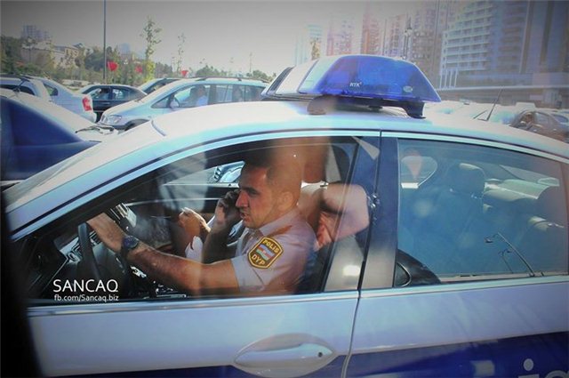 Yol polisinin mobil telefonla danışmasına reaksiya - FOTO