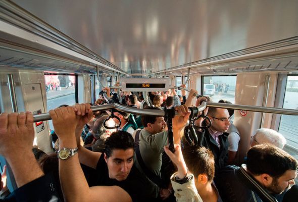 Bakı metrosunda sərnişinlərin əsəbləri tab gəlmədi
