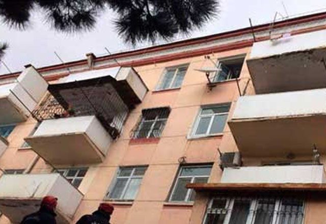 Bakıda pəncərə silən kişi 4-cü mərtəbədən yıxıldı