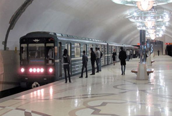 Metroda problem: Sərnişinlər qatardan çıxarıldı