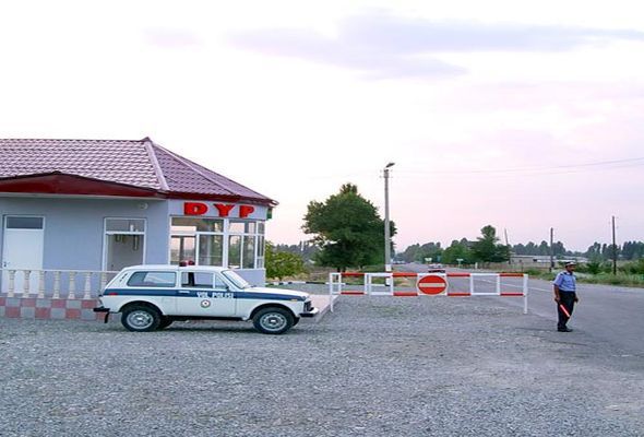 Azərbaycanda sürücü polisin boğazını postda kəsdi