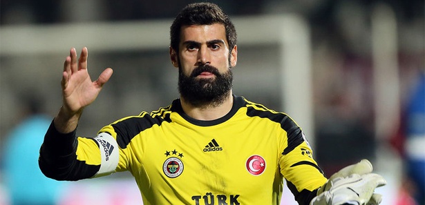 Türkiyə millisinin qapıçısı azarkeşlərin söyüşlərinə görə stadiondan getdi -  VİDEO 
