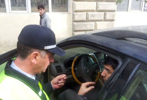 Bakıda avtoxuliqan polisi küçə ilə sürüdü