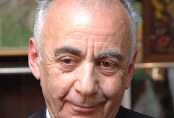 Hacıbala Abutalıbov Bakının mərkəzində “Royal Bank”ı və “Vestel”i sökür