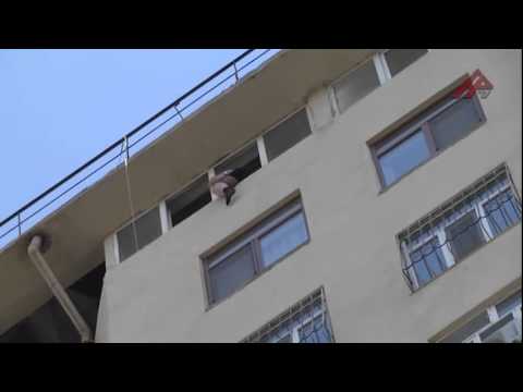 Bakıda 19 yaşlı oğlan özünü 17-ci mərtəbədən atdı