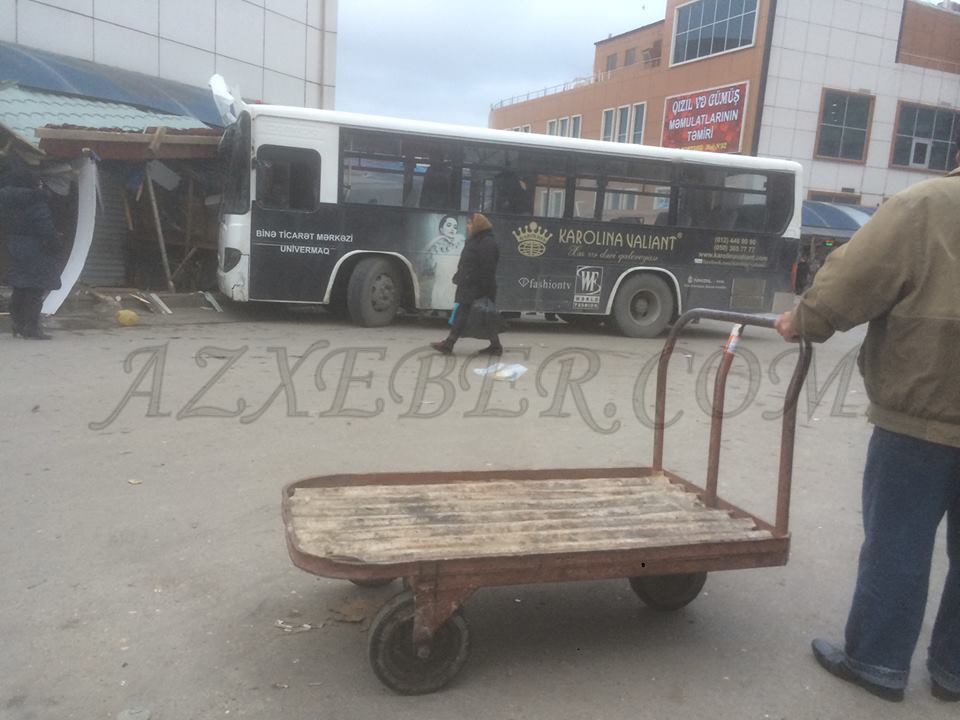 Bakıda sükan arxasında yatan sürücü bazara girdi -  FOTO 