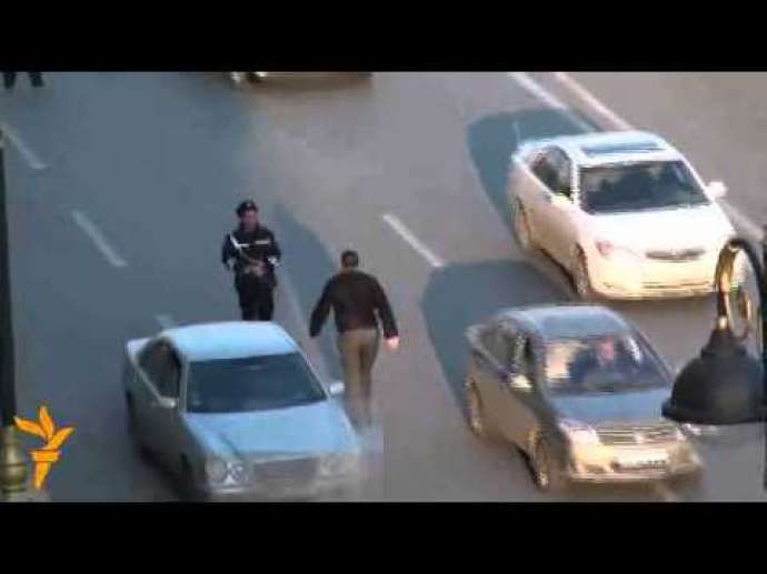 Yol polisi “avtoş”dan rüşvət alarkən həbs olundu