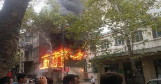 Bakıda bank binası yanır
