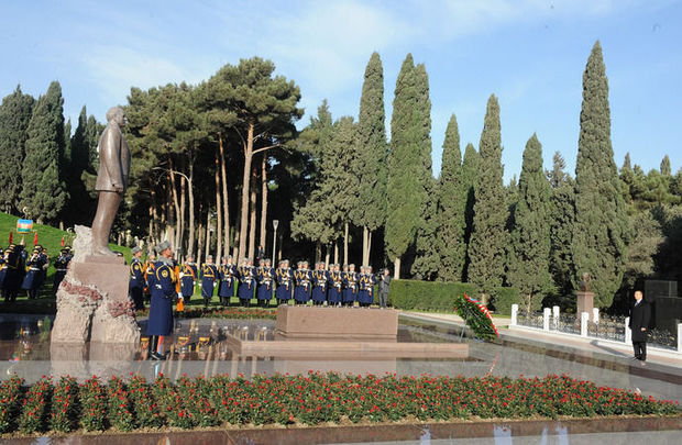 İlham Əliyev Fəxri xiyabanda