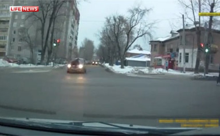 Sürücü yol polisini kapotda sürüdü -  VİDEO 