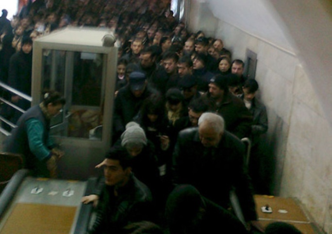 Bakı metrosunda gərgin anlar –  VİDEO 