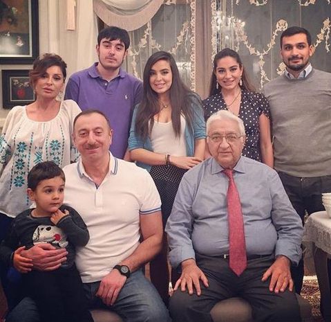 İlham Əliyev ailə üzvləri ilə ad günündə - FOTOLAR