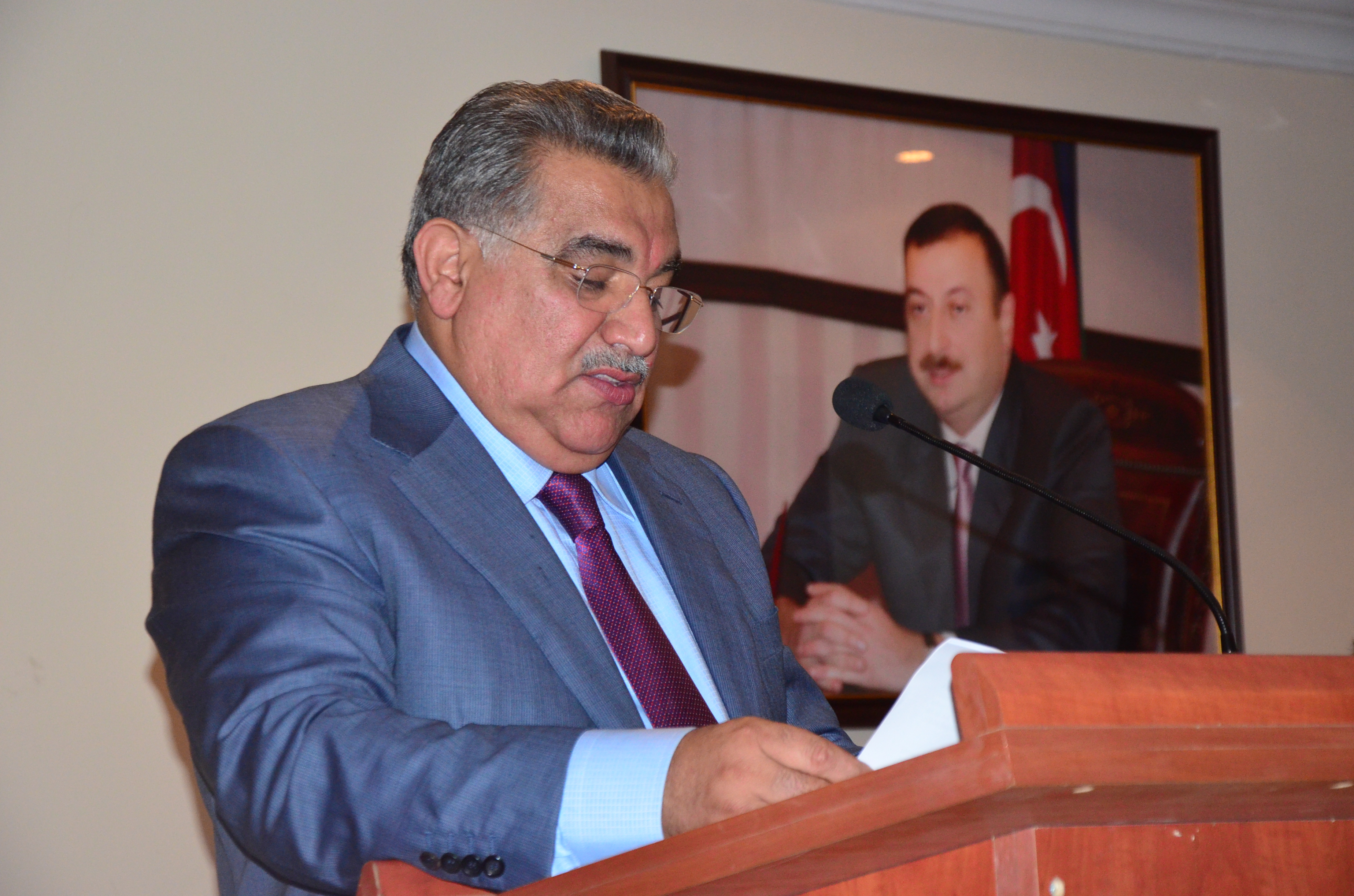 İcra başçısı müğənnini təhqir etdi: ‘O, getsin dovşanları ilə oynasın…’