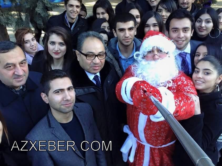 Abel Məhərrəmov şaxta baba ilə selfie çəkdirdi – FOTO
