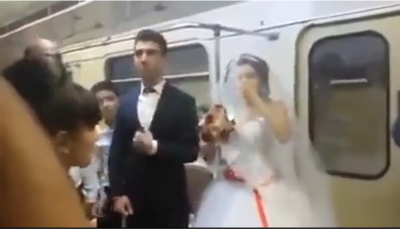 Bakıda bəylə gəlin toya metro ilə getdilər - ÖZƏL VİDEO