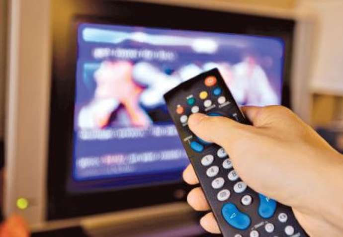 Azərbaycanda uşaq televizorun altında qalıb öldü