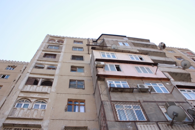 Bakıda 22 yaşlı oğlan 13-cü mərtəbədən yıxıldı
