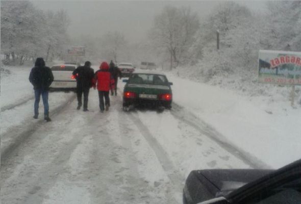 Yol buz bağladı: Maşınlar yolda qaldı – FOTOLAR