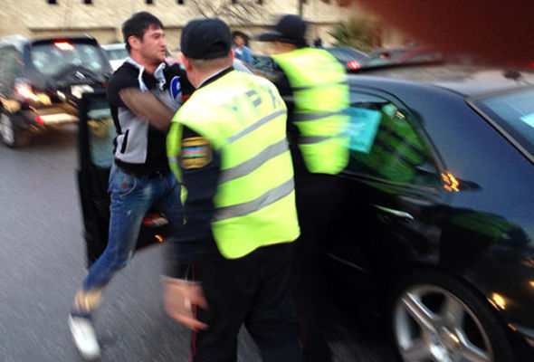 Bakıda sürücü yol polisinə hücum etdi